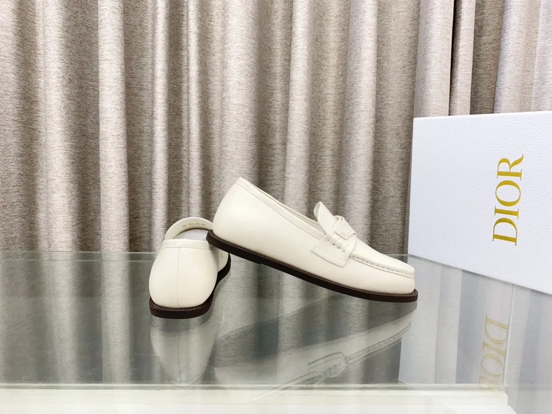 👟👟Ex-factory price 660👟👟 25Ss new Dior Boy loafers This Dior Boy loafer is a new product in the 2024 winter ready-to-wear series. It incorporates Dior's extraordinary craftsmanship and reinterprets the classic loafer design. Crafted from materials including suede and lambskin, it's enhanced with an integrated white fur lining and features a gold-tone Christian Dior Paris signature on the front leather tab. Paired with rubber soles, soft and comfortable. Upper: cowhide, inner padding: comfortable sheepskin, sole: rubber sole, size: 35-39 (40 customized, non-refundable)